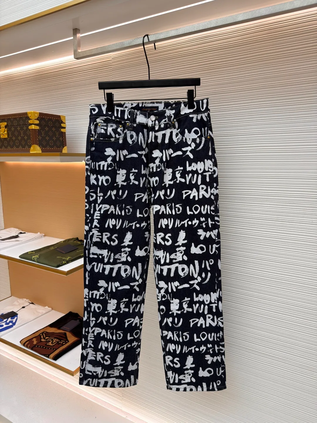 LOUIS VUITTON Tokyo limited graffiti jeans ●Original version: purchased and developed by 16624 ●Item number: 1680938-B50 ●Fabric: denim fabric ●Technology: washed production ●Version: fitted version ●Weight: about 695 grams ●Size: 28-30-32-34-36 ●Description: LV Scribble The print shows the encounter between traditional Japanese calligraphy and Western street art, using a "hand-drawn" style to express the brand logo, Paris and Tokyo. The casual design has an urban feel and can be paired with the matching jacket to complete the show. The overall wiring is straight and delicate, the fabric is comfortable and soft, and the color is consistent without color difference. It can be matched with the same style to create a fashionable look and control various occasions. Customized accessories, complete with three standards, same style for men and women!